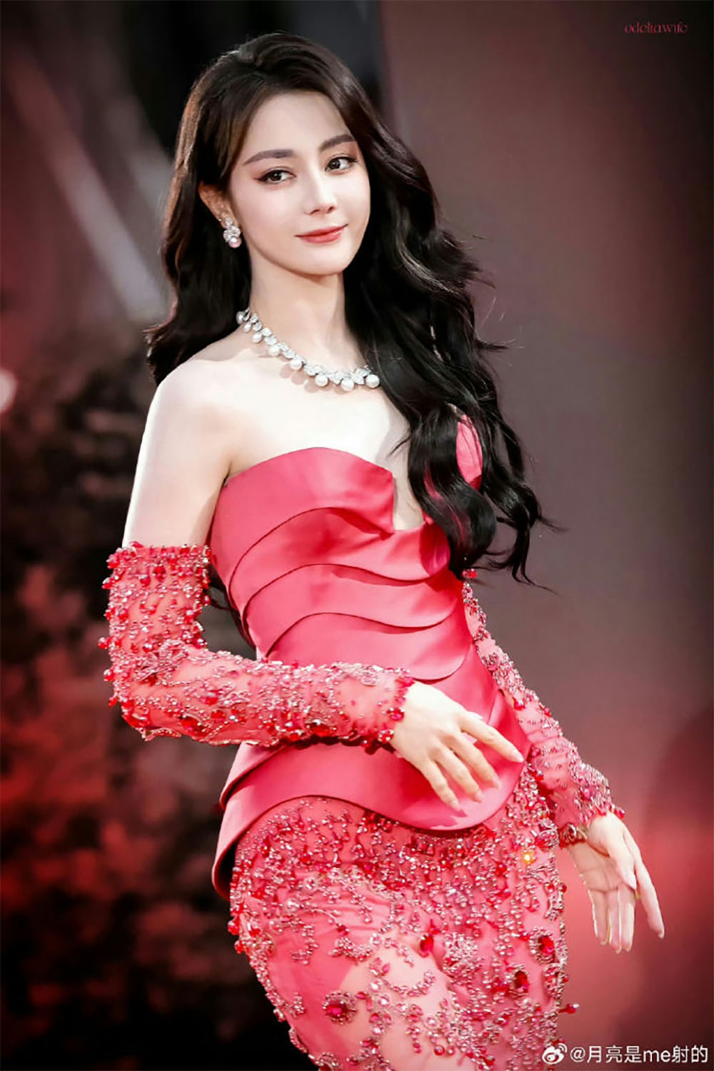 Thiết kế hơi xuyên thấu với phom dáng ôm sát và đường viền cổ xẻ sâu, cùng với trang sức sang trọng đã hoàn thiện vẻ ngoài tinh tế.