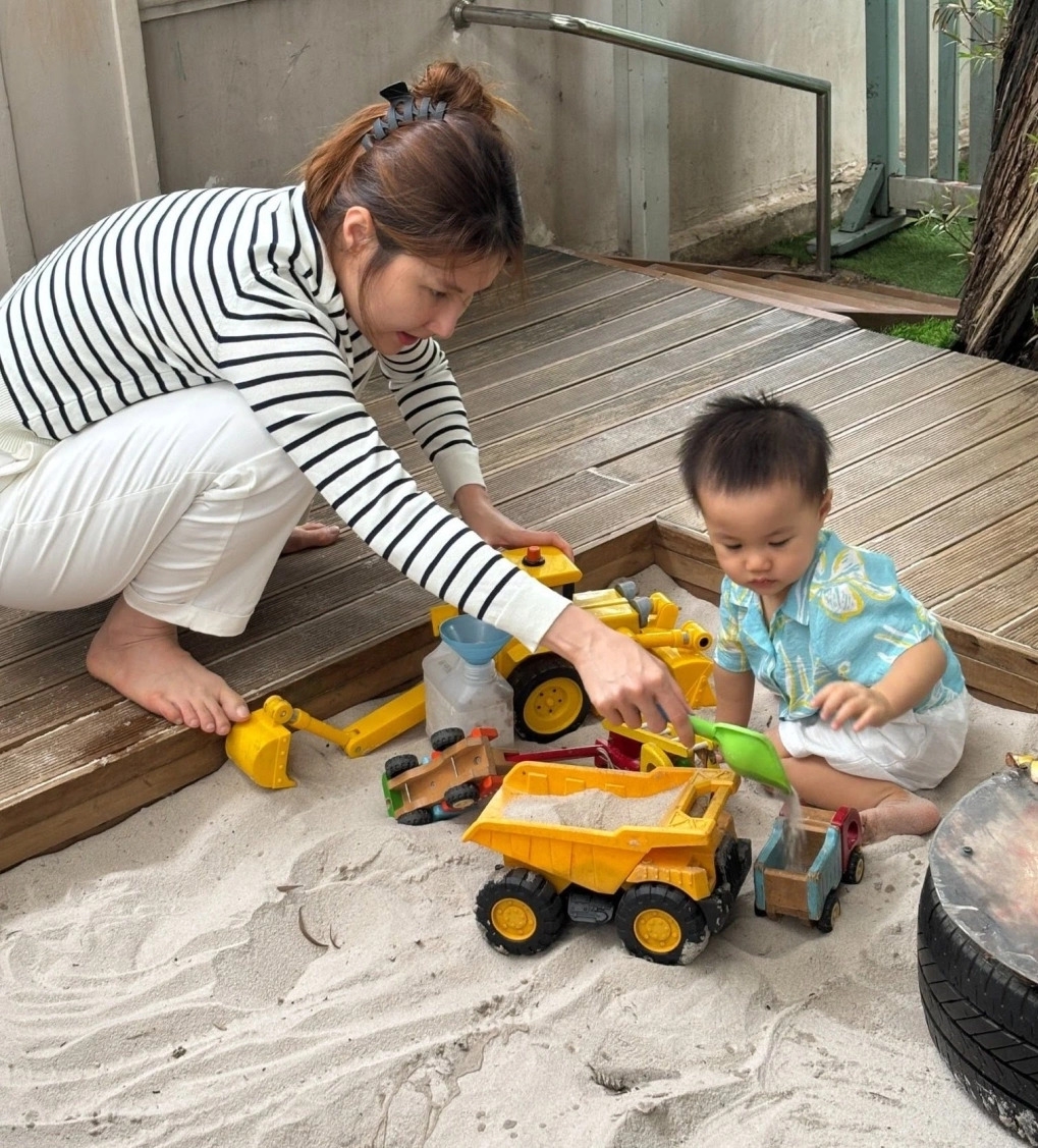 Trong ngày đầu đưa con trai - bé Nguyễn Vũ Vương - đến nhà trẻ, Diễm My 9X bày tỏ sự xúc động khi nhìn con khóc và không nỡ rời xa mẹ.