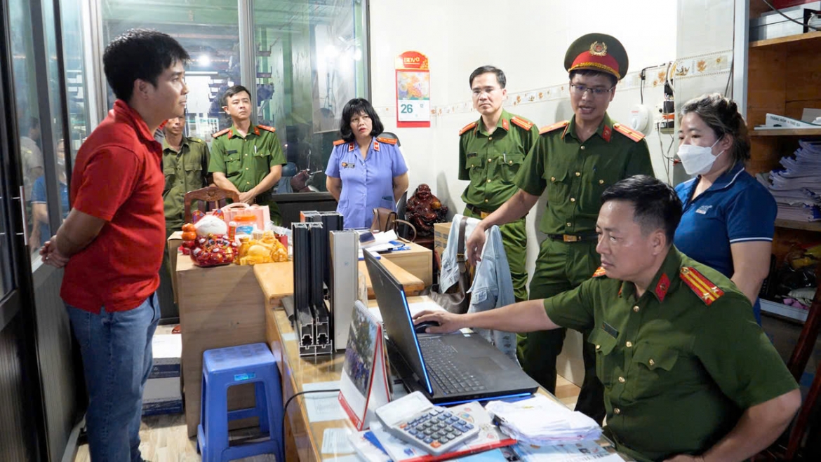 Lực lượng chức năng khám xét nơi làm việc của bị can