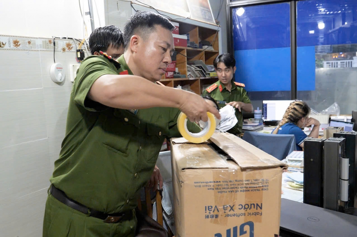 Công an niêm phong tài liệu liên quan