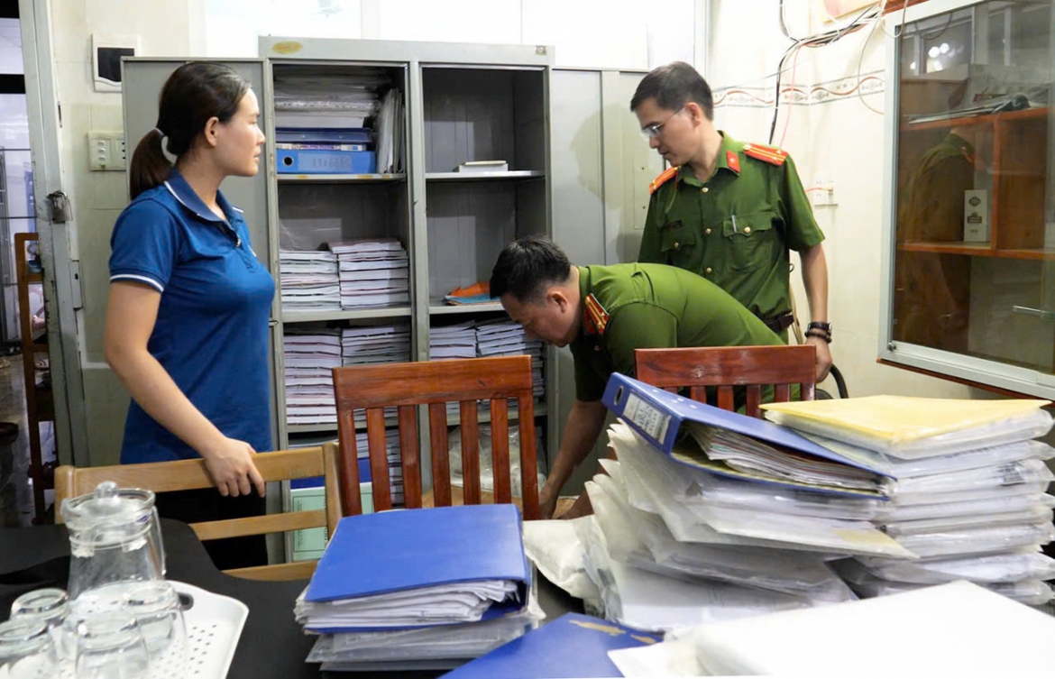 Cơ quan điều tra thu thập hồ sơ tài liệu liên quan vụ việc