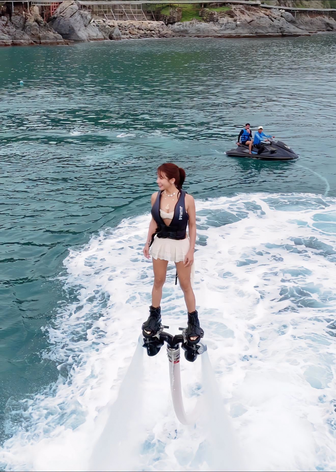 Diệp Lâm Anh khoe những khoảnh khắc đầy năng lượng trên biển khi trải nghiệm flyboard. Người đẹp chia sẻ rằng biển không chỉ để ngắm mà còn là nơi để thử thách bản thân và sống hết mình với đam mê.