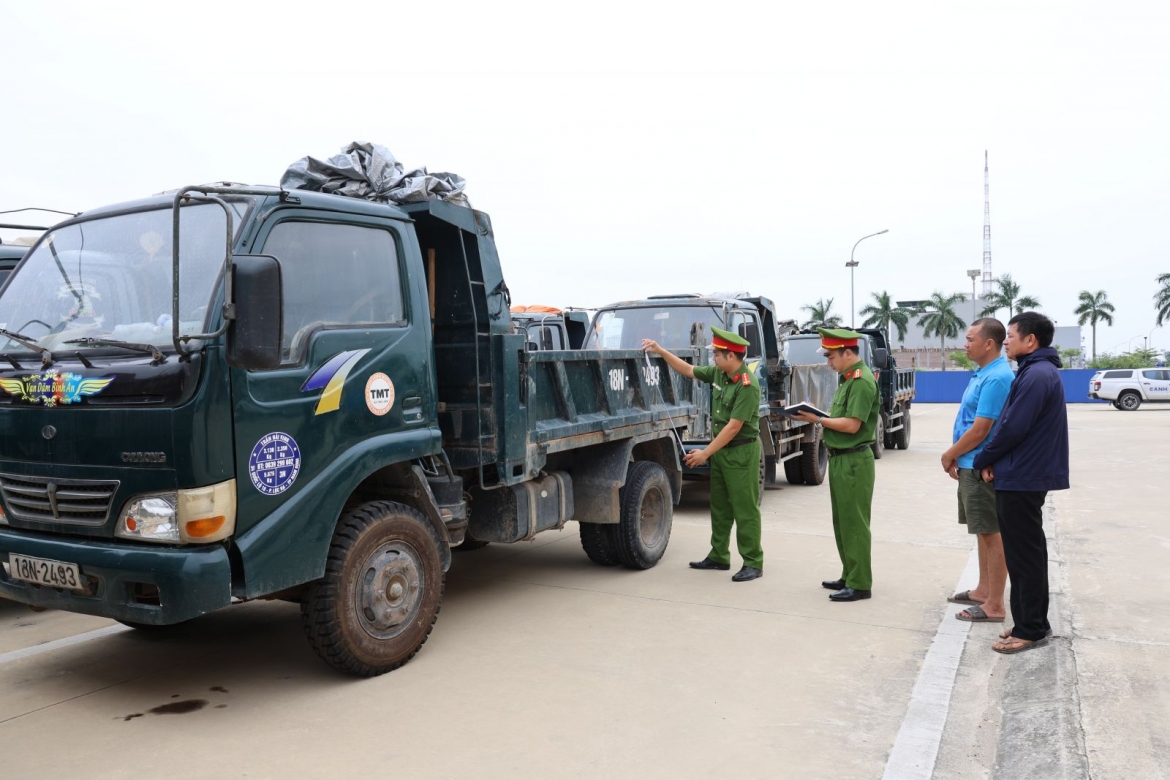 Công an phường Nam Định làm việc với Trần Đức Điệp và Nguyễn Văn Thu 