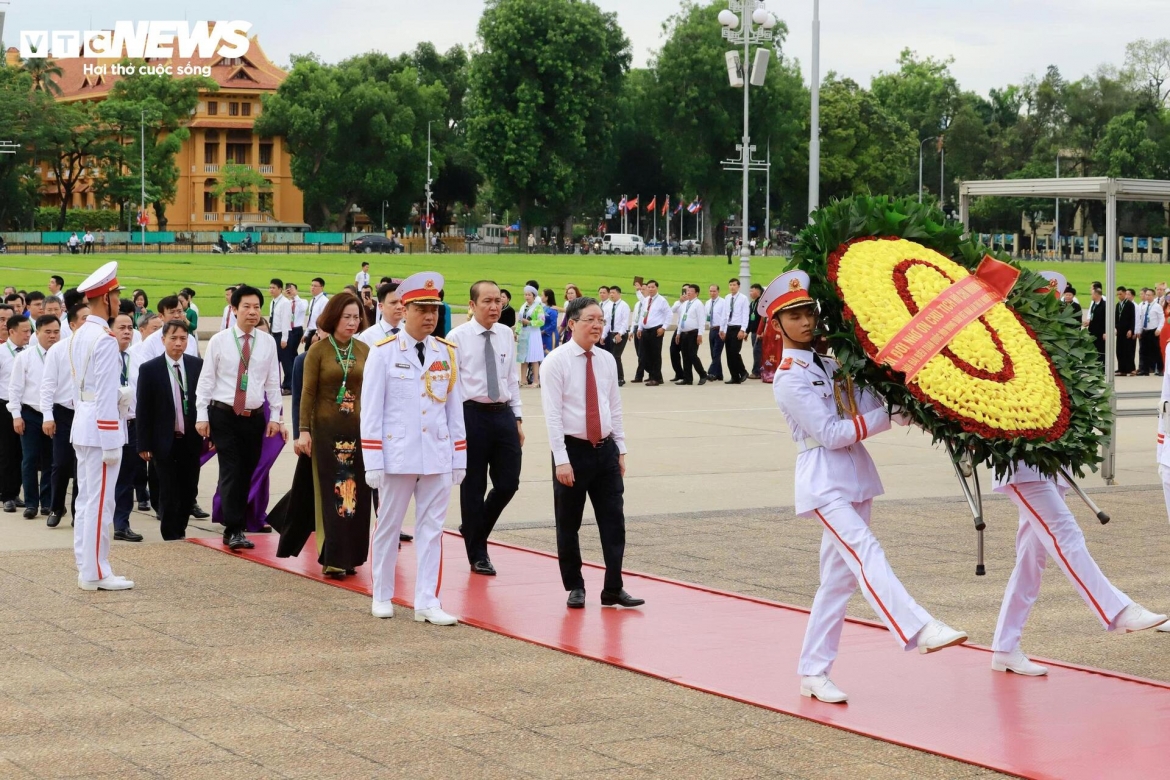 Đoàn do ông Lương Quốc Đoàn, Ủy viên Trung ương Đảng, Chủ tịch Ban Chấp hành Trung ương Hội Nông dân Việt Nam, dẫn đầu, cùng sự tham gia của các đại biểu dự Đại hội Đại biểu toàn quốc Hội Nông dân Việt Nam lần thứ IX.