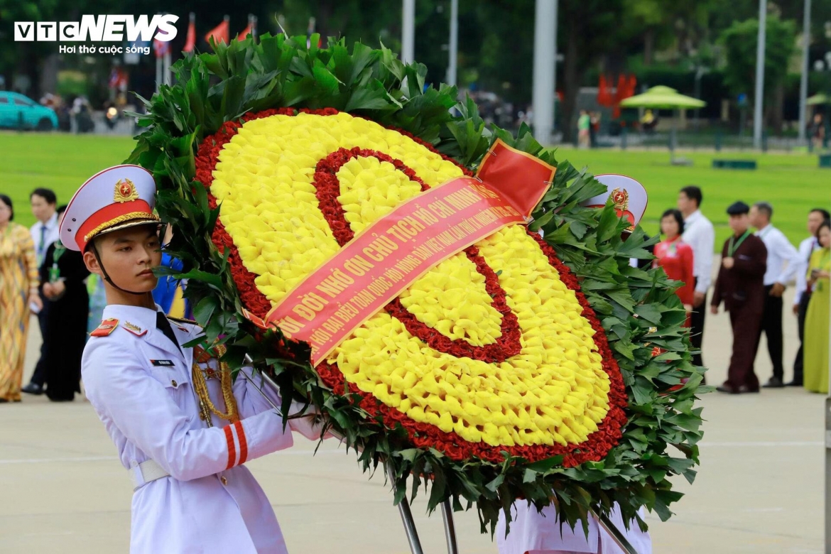 Đội tiêu binh danh dự cẩn trọng rước vòng hoa mang dòng chữ "Đời đời nhớ ơn Chủ tịch Hồ Chí Minh vĩ đại".