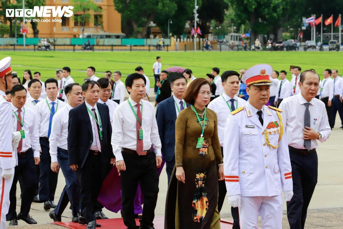 Các đại biểu tham dự Đại hội vào Lăng viếng Chủ tịch Hồ Chí Minh.