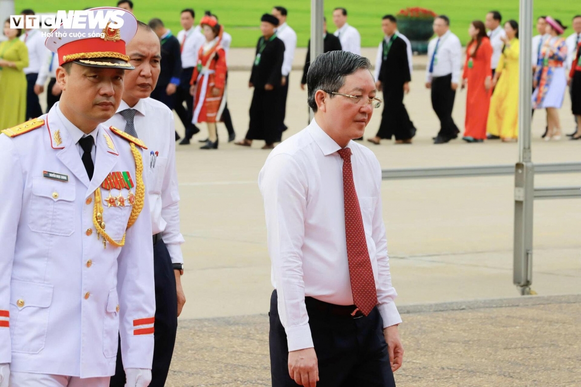 Ông Lương Quốc Đoàn cùng lãnh đạo Trung ương Hội Nông dân Việt Nam và các đại biểu dự Đại hội Đại biểu toàn quốc Hội Nông dân Việt Nam lần thứ IX trang nghiêm tiến vào Lăng viếng Chủ tịch Hồ Chí Minh.