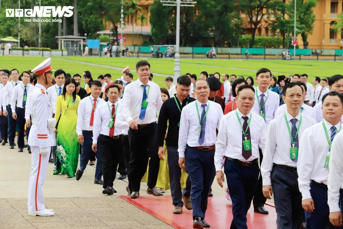 Trong ngày làm việc thứ nhất, Đại hội bầu Đoàn Chủ tịch, Đoàn Thư ký và Ban Thẩm tra tư cách đại biểu; thảo luận, thông qua Chương trình và Quy chế làm việc của Đại hội. Các đại biểu cũng thảo luận, biểu quyết thông qua Báo cáo kết quả thẩm tra tư cách đại biểu; dự thảo Báo cáo kiểm điểm của Ban Chấp hành Trung ương Hội Nông dân Việt Nam khóa VIII; Tờ trình về việc sửa đổi, bổ sung Điều lệ Hội Nông dân Việt Nam và dự thảo Điều lệ Hội Nông dân Việt Nam. Đồng thời, Đại hội công bố quyết định thành lập các tổ thảo luận để đại biểu tham gia góp ý vào các văn kiện trình Đại hội.