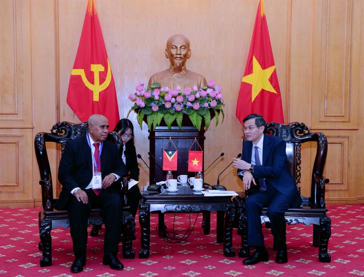 PGS.TS Đoàn Minh Huấn (phải) tiếp Đoàn đại biểu Đảng FRETILIN, Timor-Leste do ông Estanislau da Conceição Aleixo Maria da Silva làm Trưởng đoàn.