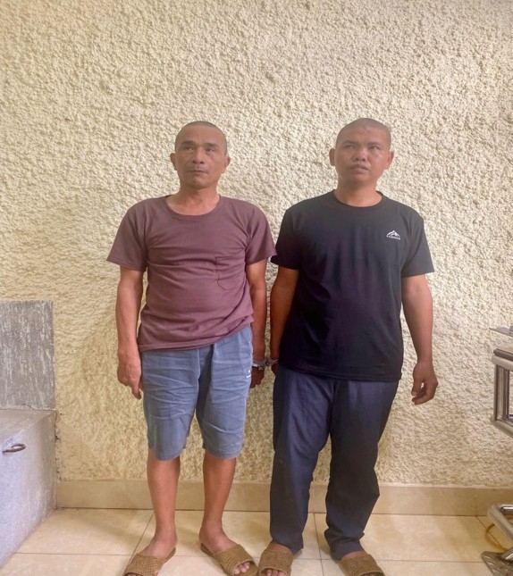 Đối tượng Tạ Vương Anh Tuấn (bên trái) và đối tượng Phạm Xuân Hải (bên phải) tại cơ quan công an