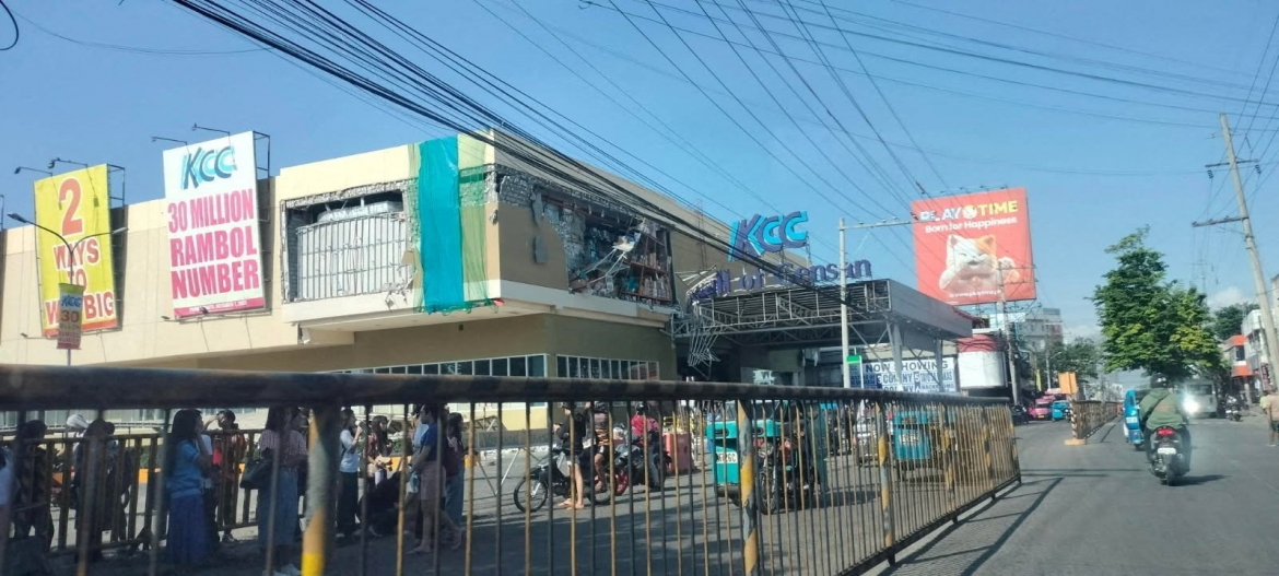Một tòa nhà bị hư hại sau động đất tại Philippines. Ảnh: Reuters
