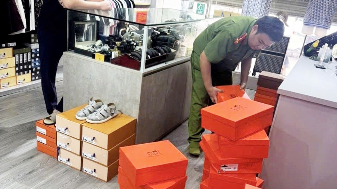 Nhiều sản phẩm là quần áo, giầy dép của các hãng nổi tiếng Louis Vuitton, Nike, Lacoste, Gucci… đều không có hóa đơn, chứng từ