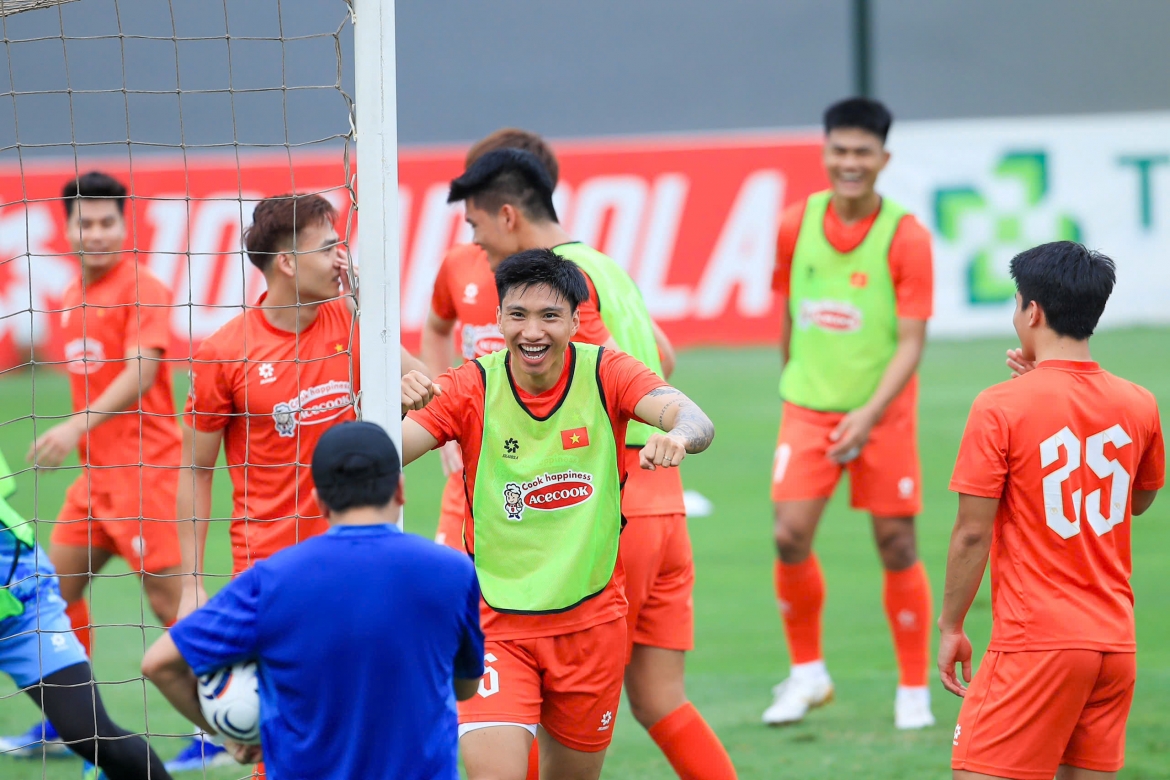 Nụ cười rạng rỡ của Văn Hậu cho thấy tinh thần hứng khởi trước thềm giải đấu.