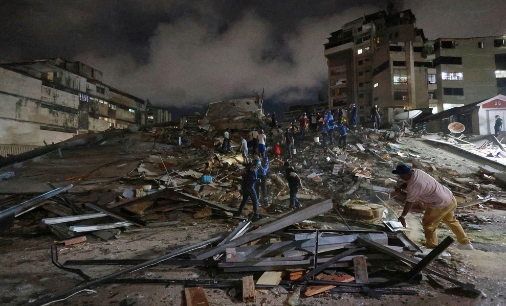Các nhân viên cứu hộ tìm kiếm trong đống đổ nát sau trận động đất ở Caracas, Venezuela. Ảnh: AP