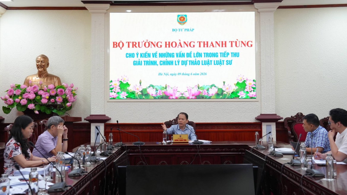 Bộ trưởng Bộ Tư pháp Hoàng Thanh Tùng chủ trì cuộc họp.