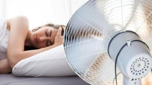 Dùng quạt sai cách có thể làm tăng nguy cơ liệt mặt, đặc biệt khi luồng gió lạnh tác động trực tiếp và kéo dài lên vùng đầu, mặt