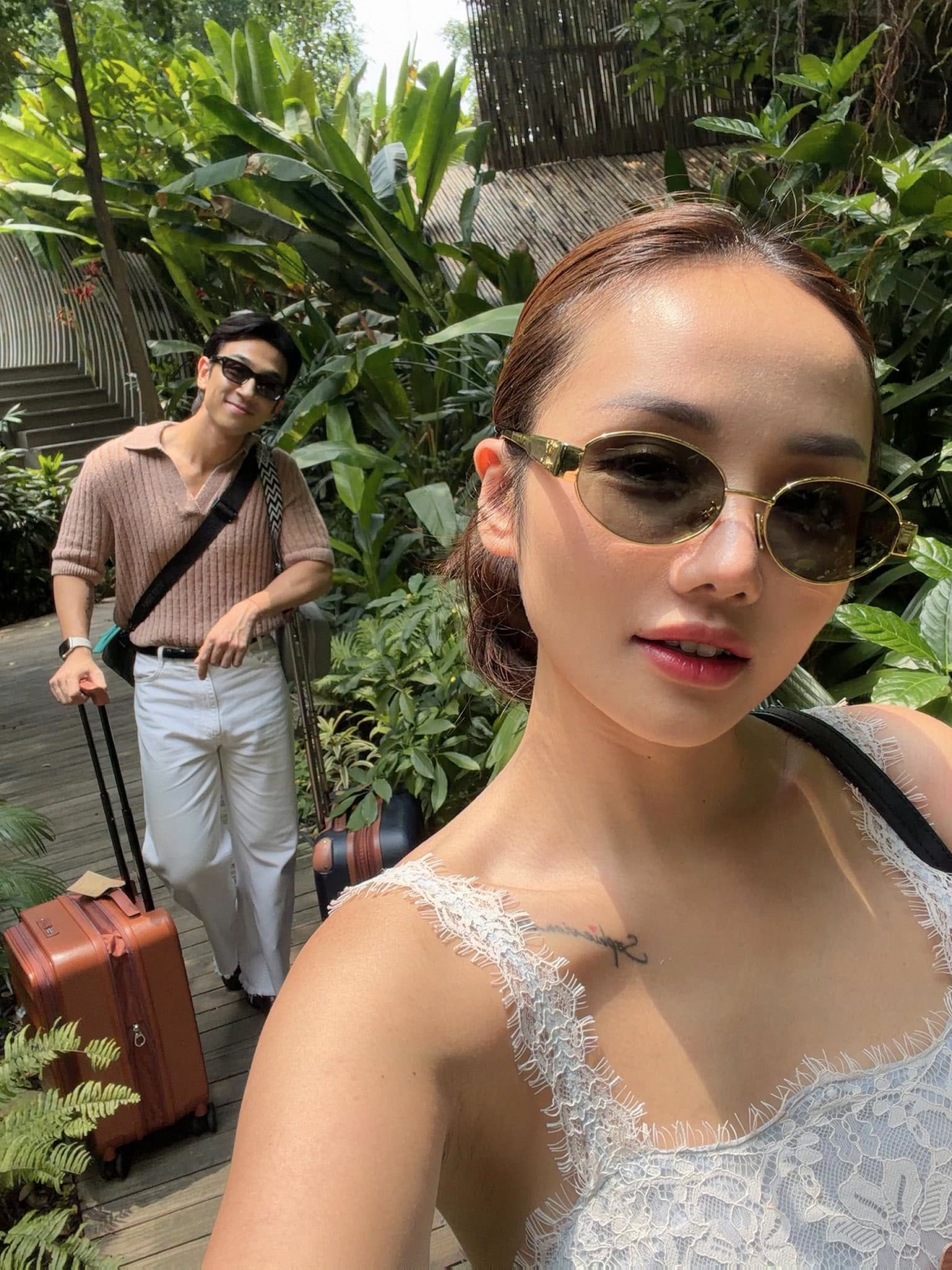 Dương Edward mang đến tiếng cười với bức ảnh chụp cùng vợ. Nam ca sĩ hài hước tự nhận vai trò của mình là làm nền.