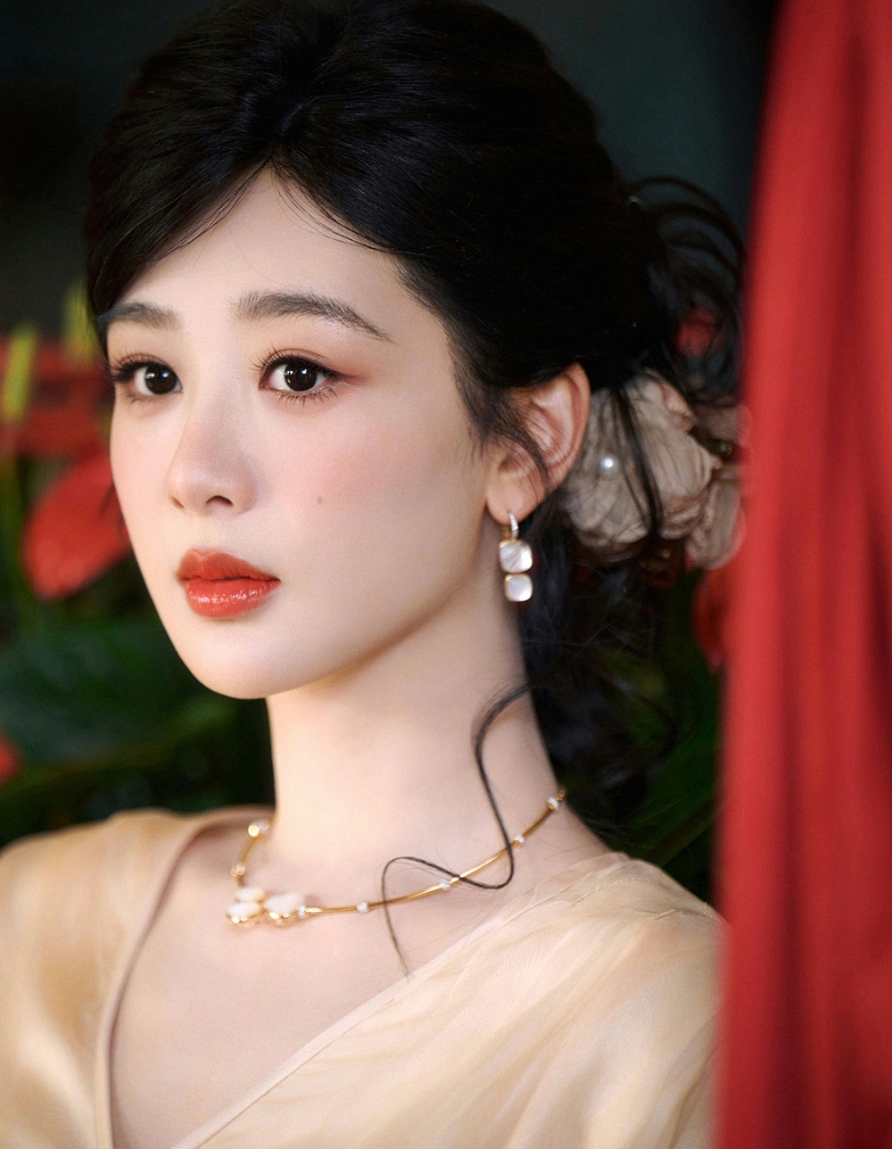 Nữ diễn viên Dương Tử từng bị so sánh với Phạm Băng Băng vì diễn xuất kém tại những tập đầu Born to Be Alive.