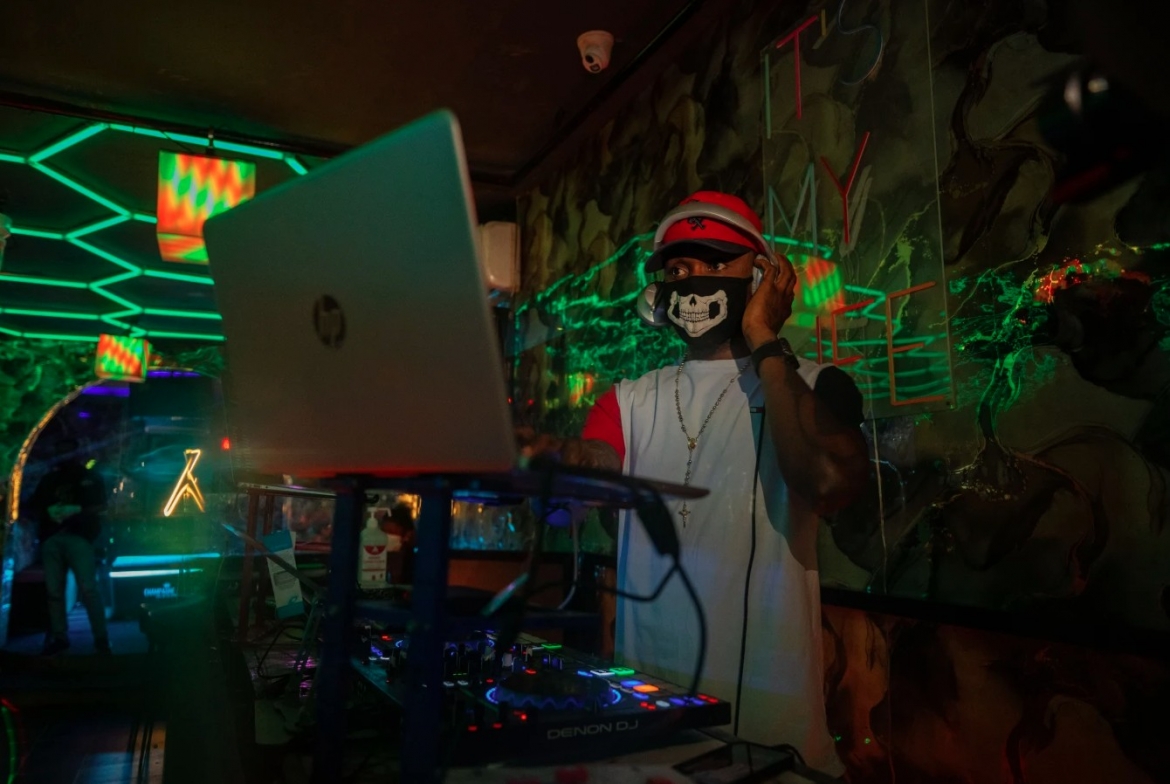 Khẩu trang xuất hiện tại các quán bar, khu vực DJ và thậm chí bên cạnh những chai bia. Kiểm tra thân nhiệt được thực hiện tại mọi lối vào. Mọi người vẫn nhảy múa nhưng phải tuân thủ giãn cách.