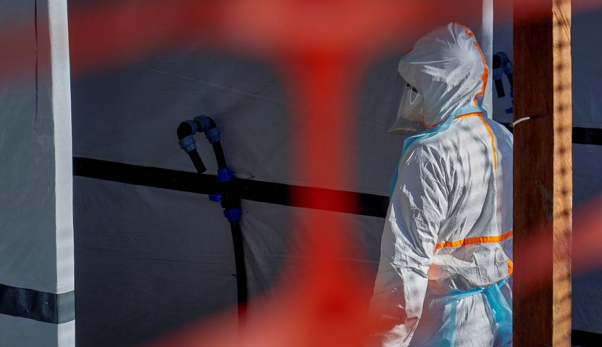 Một nhân viên y tế làm việc tại khu vực bùng phát dịch Ebola. Ảnh: Reuters