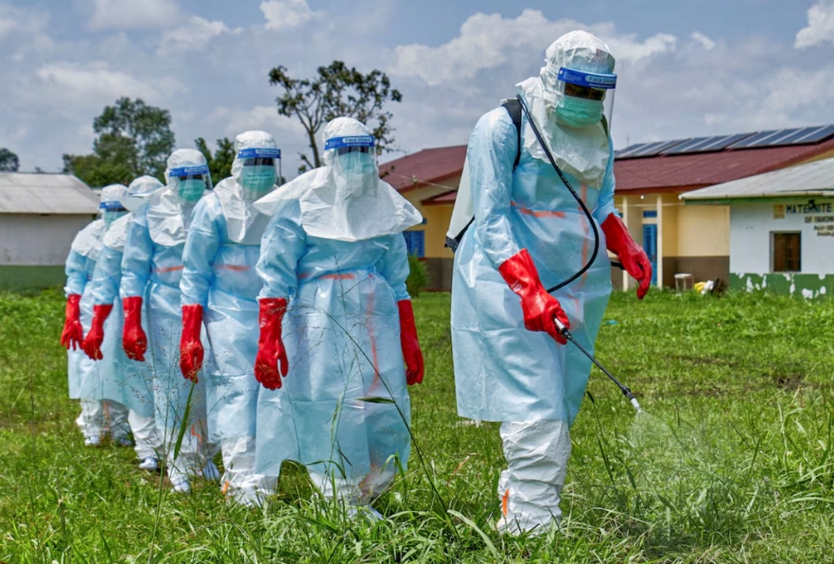Các nhân viên Hội Chữ thập đỏ khử trùng bệnh viện đa khoa Rwampara, CH Dân chủ Congo. Ảnh: Reuters