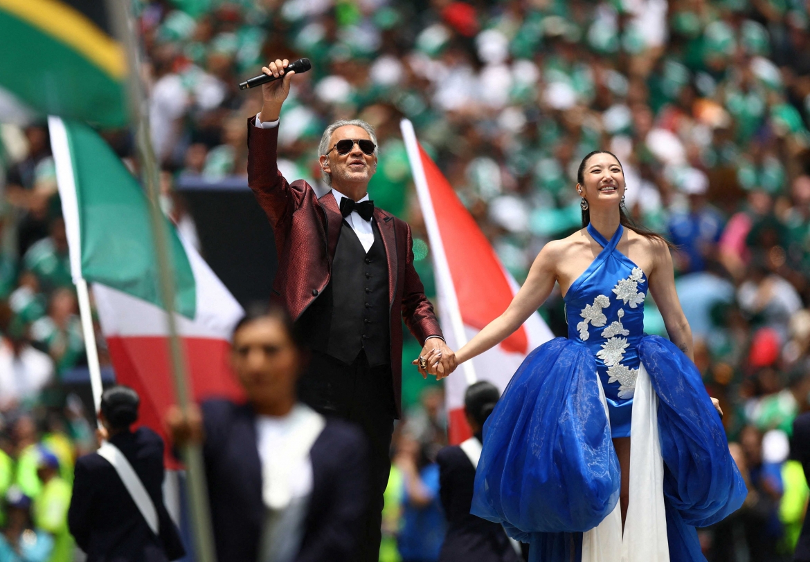 EJAE lại để lại dấu ấn ở Mexico City với màn trình diễn cùng Andrea Bocelli. (Ảnh: Reuters)
