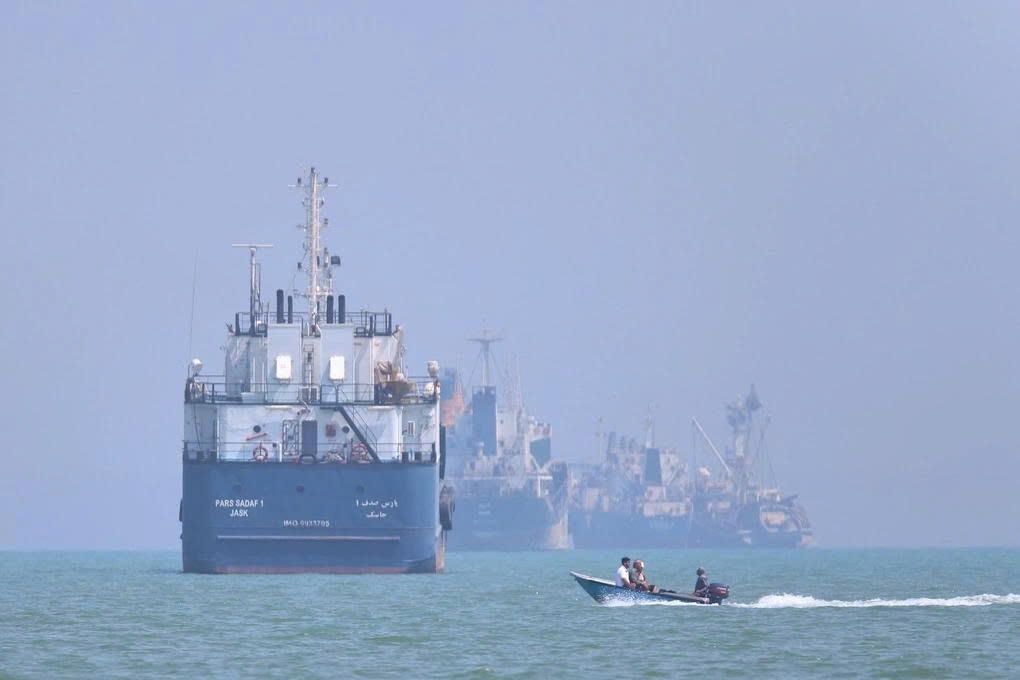 Một chiếc xuồng máy đi qua các tàu đang neo đậu trên eo biển Hormuz, ngoài khơi thành phố Bandar Abbas của Iran, ngày 11/6/2026 (Ảnh: AP)