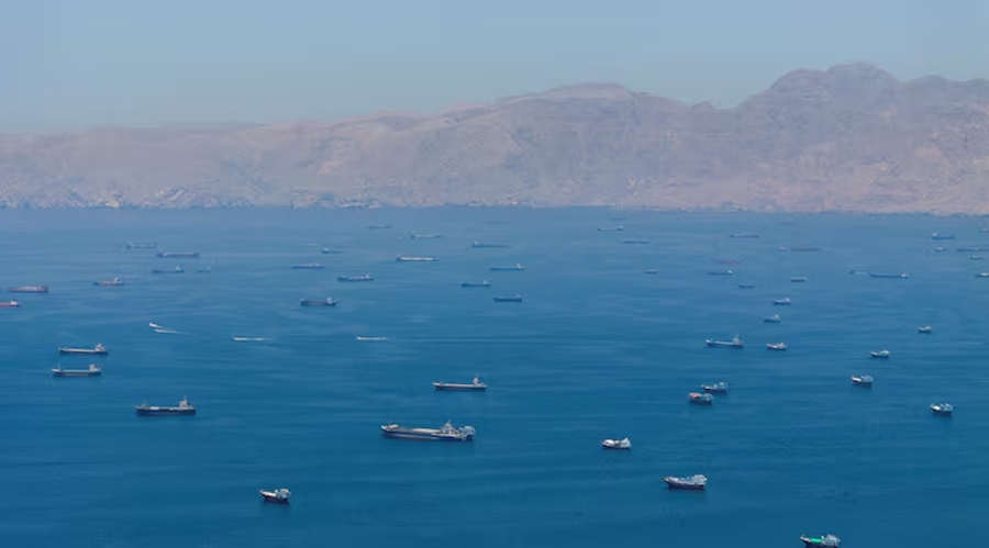 Hình ảnh từ trên cao cho thấy các tàu neo đậu tại eo biển Hormuz, nhìn từ Musandam, Oman, ngày 25/5. Ảnh minh họa: Reuters.