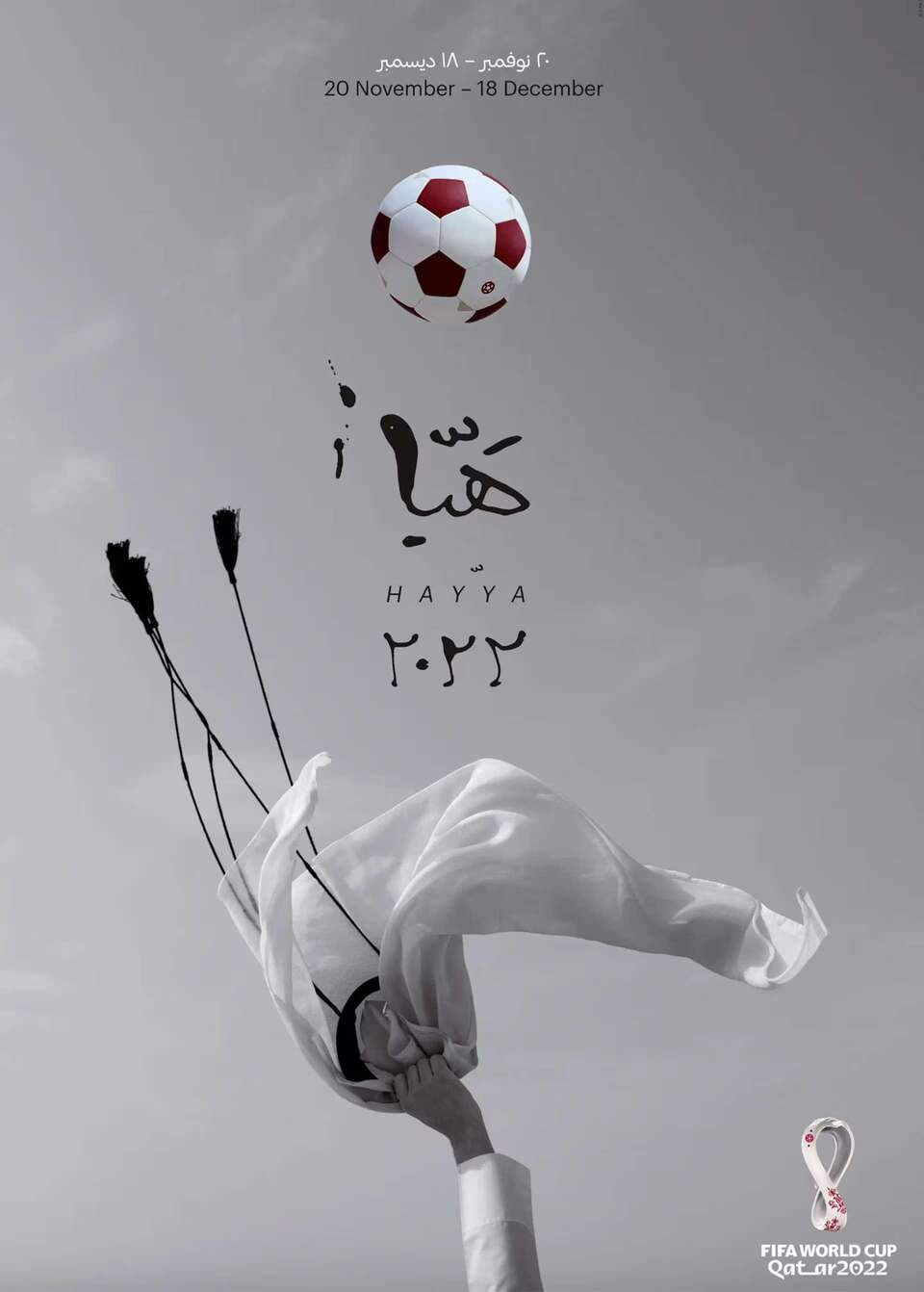Poster Qatar 2022, do nghệ sĩ Bouthayna Al Muftah sáng tác, lấy cảm hứng từ chiếc khăn truyền thống được tung lên không trung như biểu tượng của niềm vui và sự đoàn kết trong thế giới Arab.
