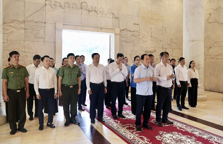 Phó Thủ tướng Chính phủ Lê Tiến Châu và đoàn công tác dâng hương tưởng nhớ Chủ tịch Hồ Chí Minh