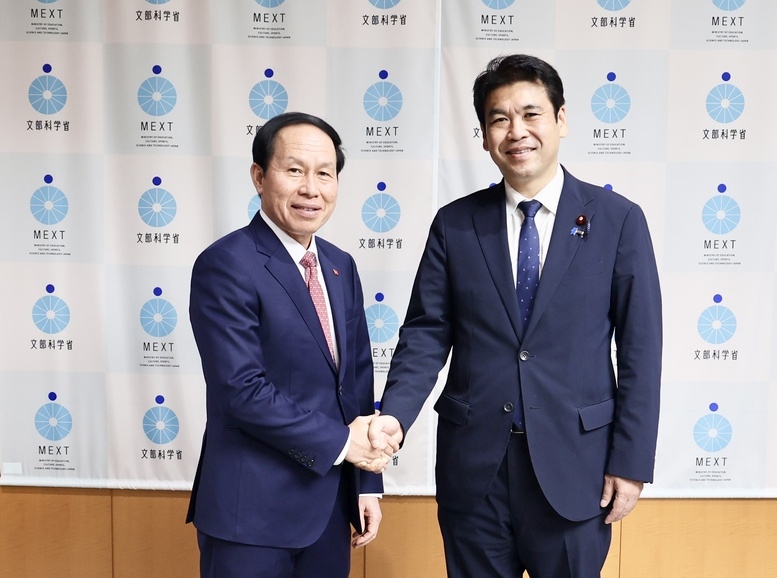 Phó Thủ tướng Lê Tiến Châu tiếp Bộ trưởng Bộ Giáo dục, Văn hóa, Thể thao, Khoa học và Công nghệ Nhật Bản. Ảnh: VGP/Thu Sa
