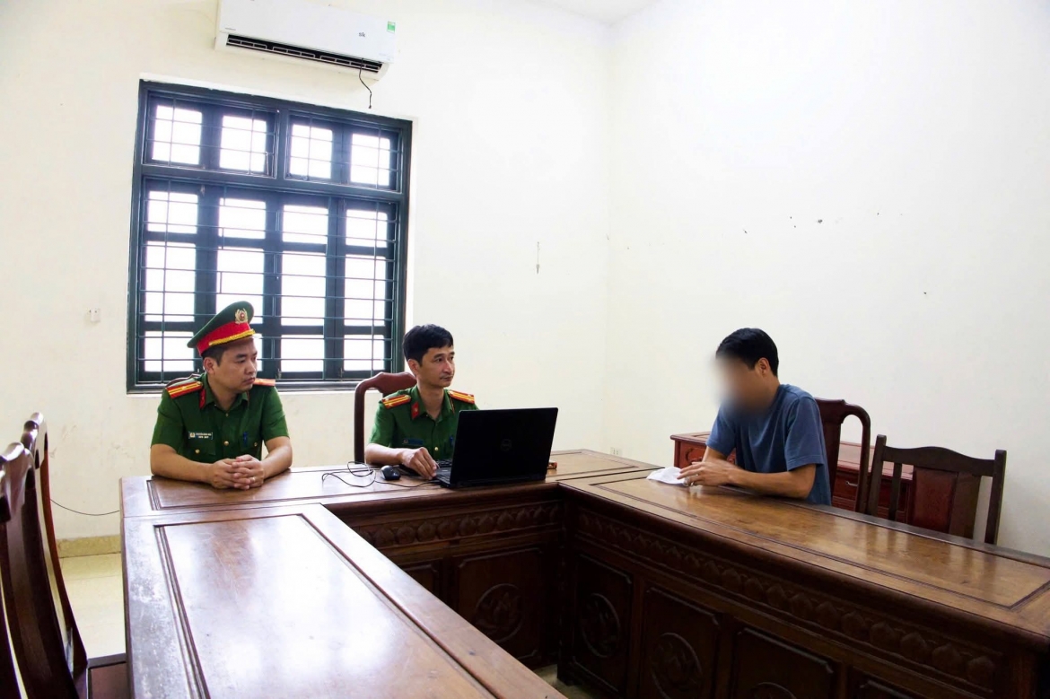 Người đàn ông hành hung phụ nữ mang thai tại cửa hàng hoa quả đã đến công an phường Quế Võ làm việc