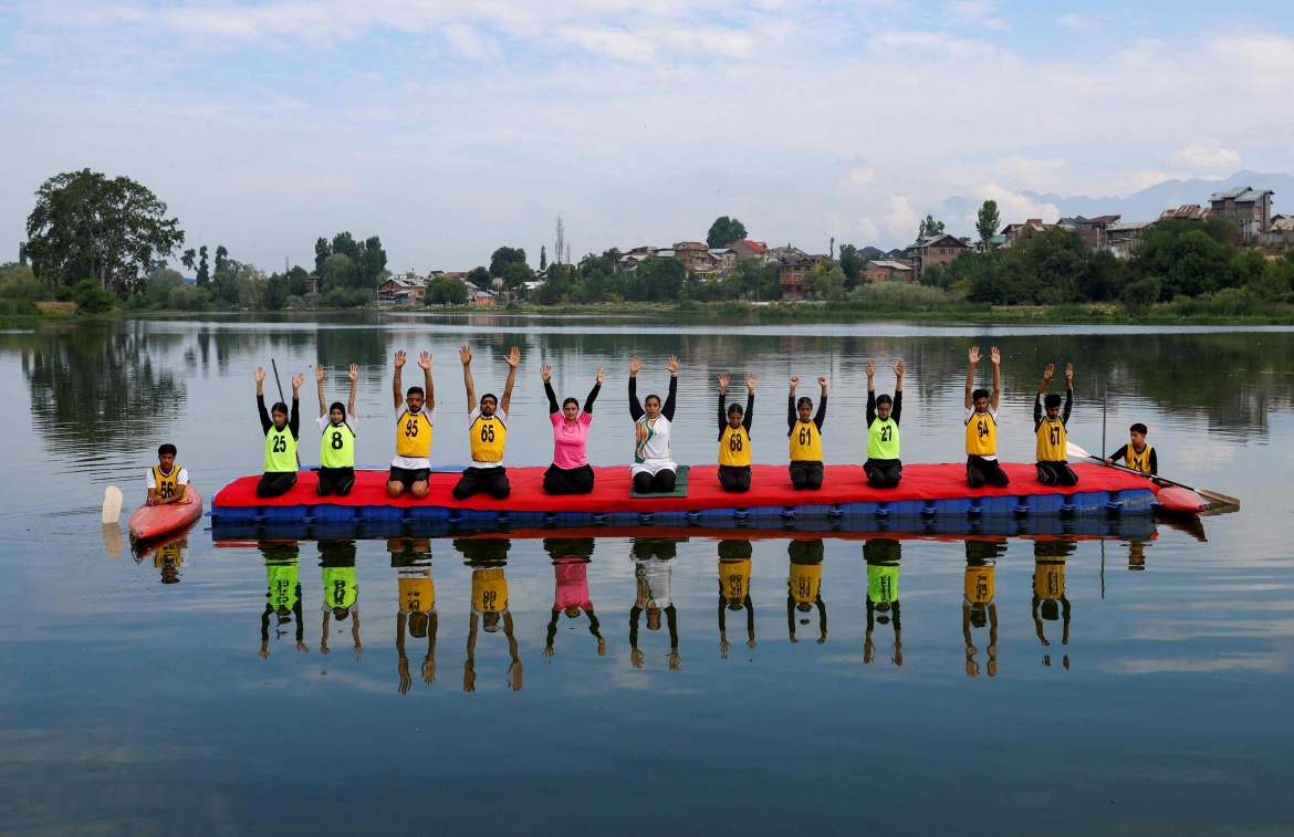Nhiều người dân địa phương tham gia tập yoga ở một sàn tập nổi trên mặt nước của hồ Pokhribal, thành phố Srinagar, vùng lãnh thổ liên bang Kashmir, Tây Bắc Ấn Độ trong Ngày Quốc tế Yoga 21/6/2026 (Ảnh: Reuters)