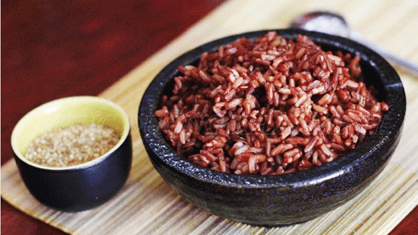 Gạo lứt là một trong những thực phẩm nổi tiếng được sử dụng để giảm cân. 