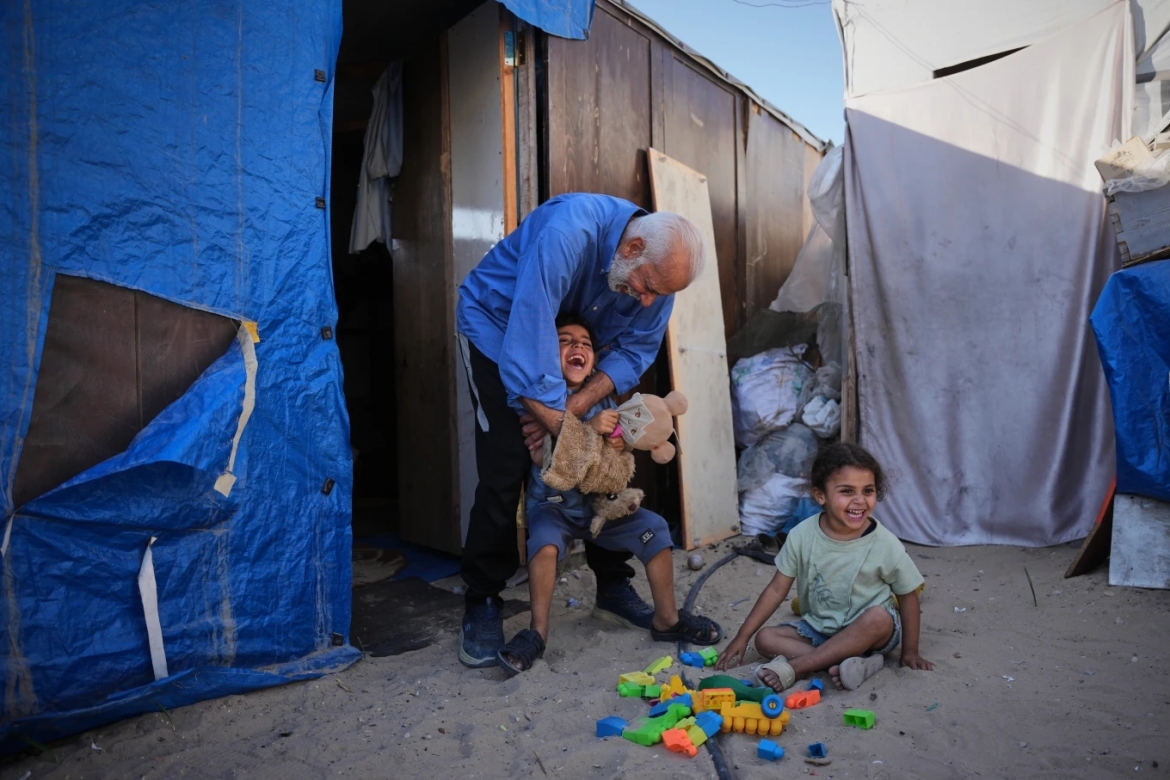 Theo Quỹ Nhi đồng Liên hợp quốc (UNICEF), chiến sự tại Gaza đã khiến gần 59.000 trẻ em Palestine mất ít nhất một người thân là cha hoặc mẹ, trong đó khoảng 2.700 em mồ côi cả cha lẫn mẹ. Đây được xem là một trong những hậu quả lâu dài và nặng nề nhất của cuộc xung đột kéo dài tại vùng đất này.