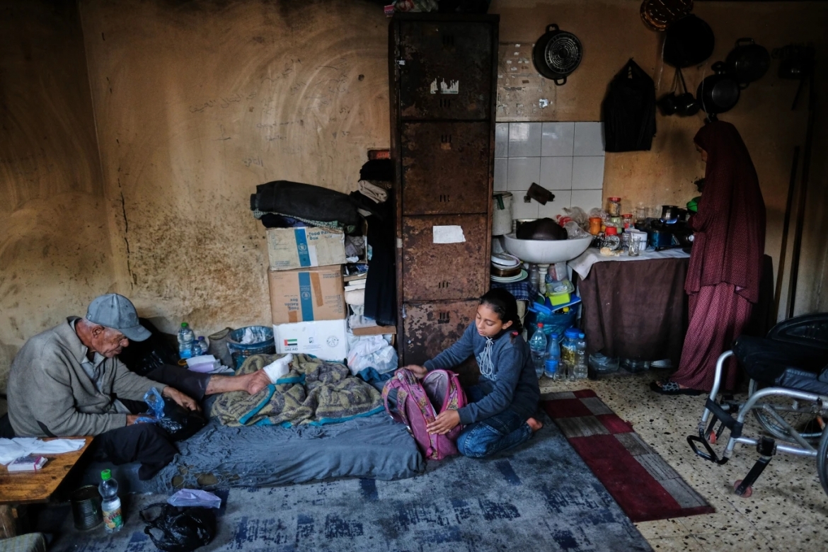 Nhiều trẻ em Gaza hiện được người thân hoặc họ hàng cưu mang sau khi mất cha mẹ vì xung đột. Trong ảnh là Ghazal al-Kibritti, một bé gái 11 tuổi mất cha mẹ và ba anh chị em trong một cuộc không kích của Israel, đang chuẩn bị cặp sách đi học tại nhà ông bà ở thành phố Gaza.