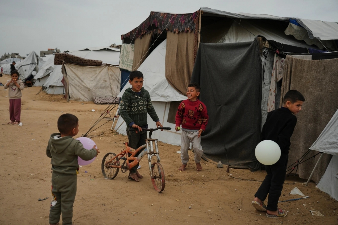 Trẻ em vui chơi tại một trại trẻ mồ côi ở Khan Younis, phía Nam Dải Gaza.