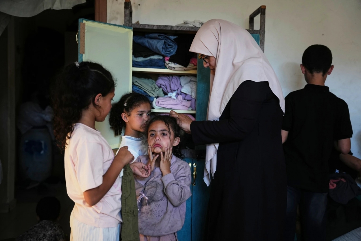 Ikhlas al-Kafarna, 35 tuổi, đã nhận chăm sóc và dạy học cho nhiều trẻ em mồ côi tại Gaza.