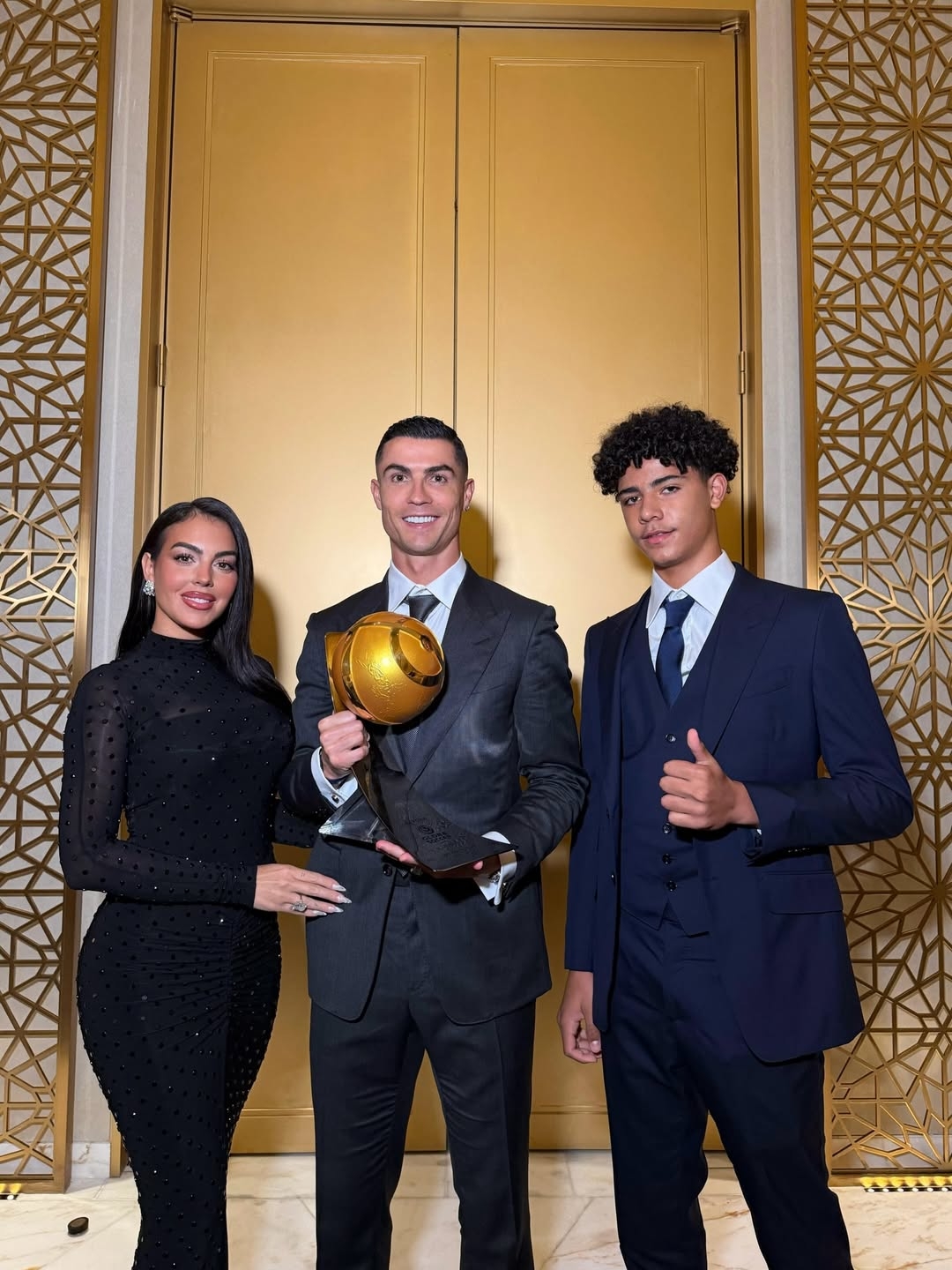 Georgina Rodríguez góp phần đưa hình ảnh World Cup đến gần hơn với khán giả yêu thích thời trang, giải trí và mạng xã hội.
