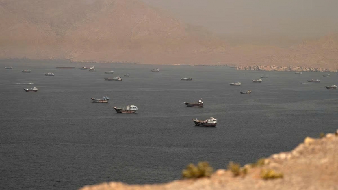 Tàu thuyền di chuyển qua eo biển Hormuz nhìn từ Musandam, Oman, ngày 18/6/2026. Ảnh: Reuters