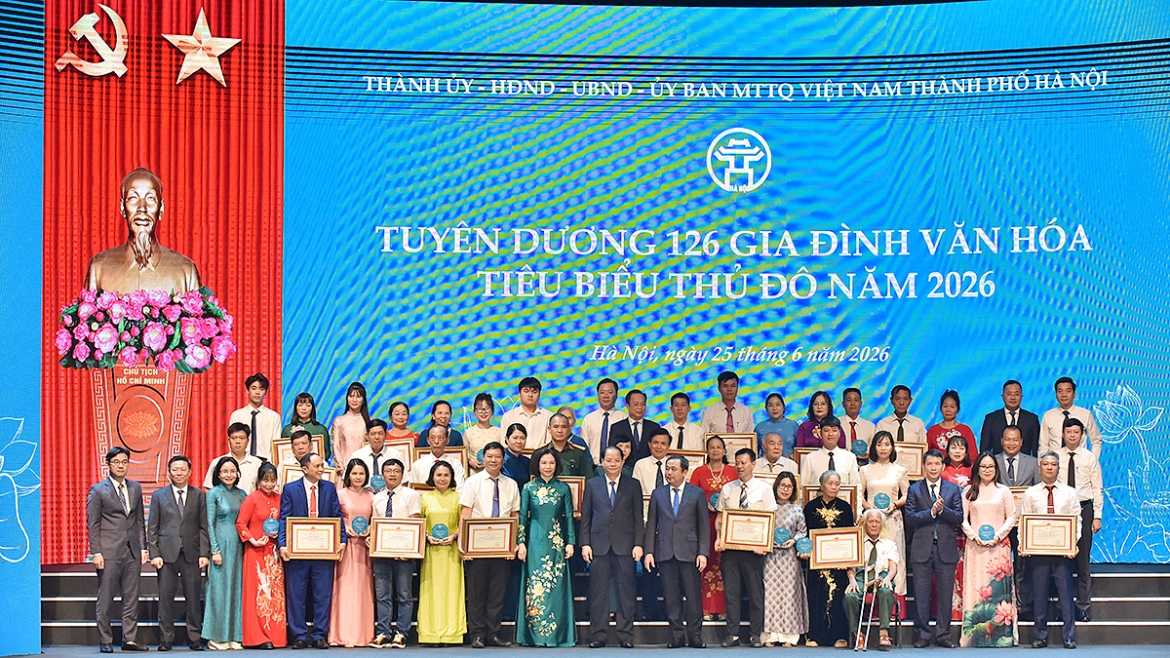 Đại biểu lãnh đạo Trung ương và TP. Hà Nội chụp ảnh cùng đại diện các gia đình tiêu biểu thủ đô. (Ảnh: T.C)