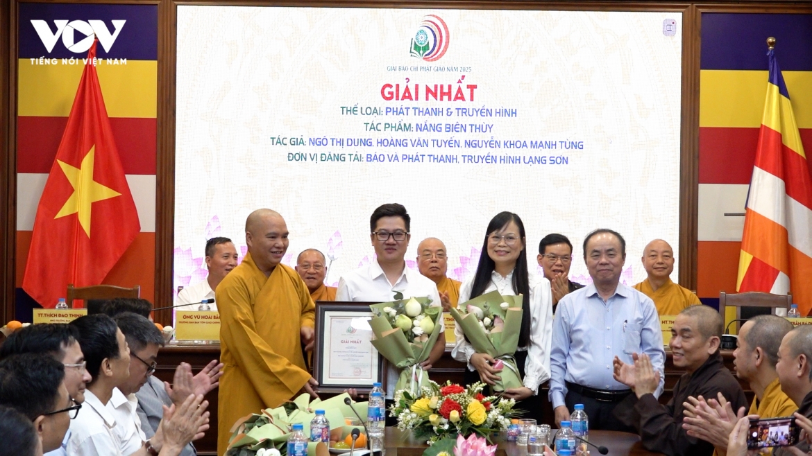 Ban tổ chức trao giải Nhất thể loại Phát thanh và Truyền hình cho tác phẩm "Nắng biên thùy" của Báo và Phát thanh, Truyền hình Lạng Sơn.