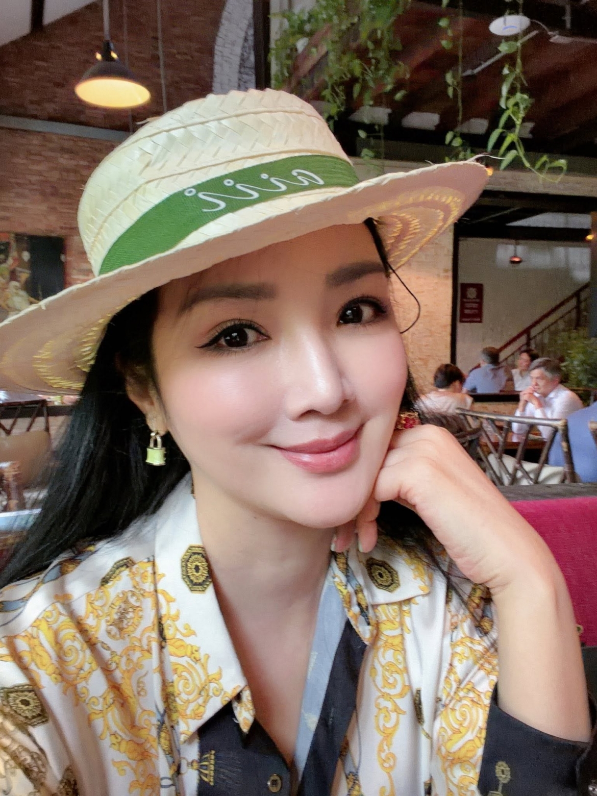 Giữa lịch trình bận rộn, Giáng My chia sẻ: "Giữa những lịch trình chồng chéo, vẫn có những khoảnh khắc nhỏ bé khiến lòng người dịu lại". Dòng trạng thái như một lời nhắc về việc tận hưởng những phút giây bình yên giữa cuộc sống hối hả.