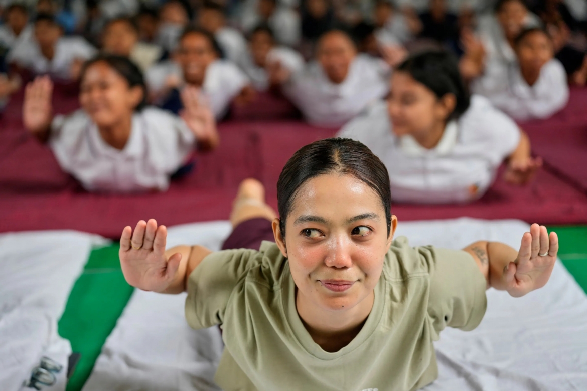 Giải thích lý do chọn ngày 21/6, tức là ngày Hạ chí là Ngày Quốc tế Yoga hàng năm, Thủ tướng Ấn Độ Narendra Modi cho biết: Đó là ngày dài nhất trong năm ở Bắc Bán cầu và có ý nghĩa đặc biệt ở nhiều nơi trên thế giới. Trong truyền thống yoga, ngày Hạ chí có ý nghĩa rất quan trọng vì nó tượng trưng cho sự chuyển đổi sang ánh sáng, năng lượng mới và sự phát triển tâm linh. Còn trong truyền thuyết yoga, ngày Hạ chí đánh dấu thời điểm thần Shiva bắt đầu truyền dạy kiến thức yoga cho những đệ tử đầu tiên của mình, khiến nó trở thành một ngày tốt lành để bắt đầu thực hành. Các sinh viên tại thành phố Guwahati, bang Assam, Đông Bắc Ấn Độ trình diễn yoga tập thể trong ngày 21/6 (Ảnh: AP)