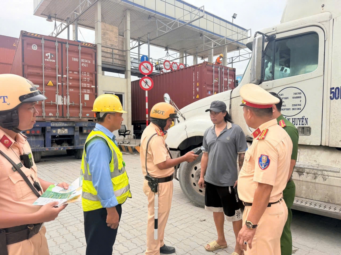 Lực lượng Cảnh sát giao thông đã tăng cường tuần tra, kiểm soát, tập trung xử lý các hành vi là nguyên nhân trực tiếp dẫn đến tai nạn giao thông như: vi phạm nồng độ cồn, vi phạm tải trọng, có chất ma túy trong cơ thể... (Ảnh: PC08)