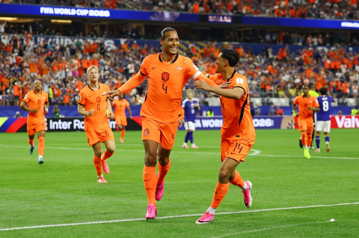 Van Dijk mở tỷ số cho Hà Lan. (Ảnh: Reuters)