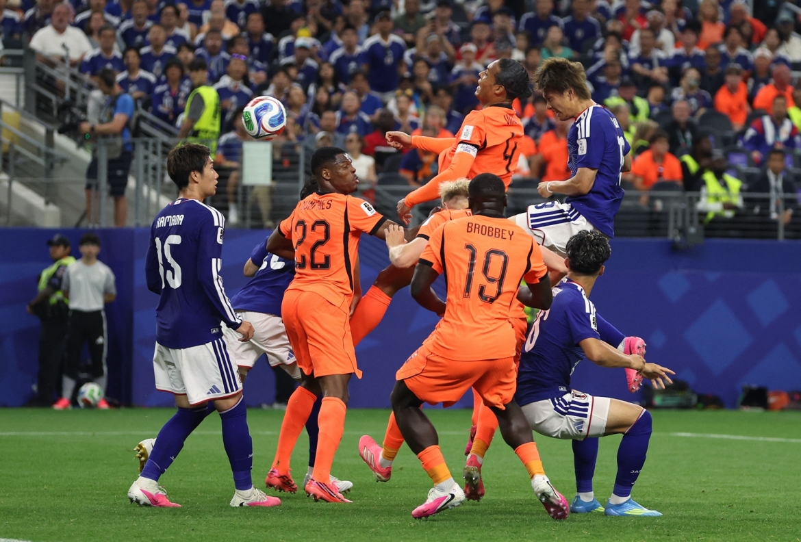 Van Dijk thất bại trong pha không chiến khi Ogawa đánh đầu đưa bóng chạm Kamada đưa bóng đi vào lưới Hà Lan. (Ảnh: Reuters)