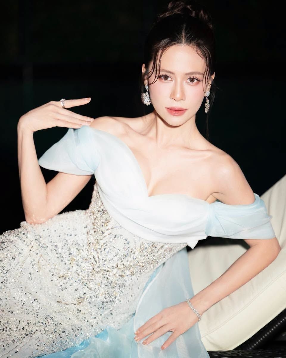 Hà Nhi với bộ ảnh chỉn chu, thần thái nghiêm túc nhưng phần chú thích lại hoàn toàn ngược lại. Nữ ca sĩ dí dỏm viết: “Anh ấy nói yêu tôi không phải vì nhan sắc!?”, khiến người hâm mộ bật cười vì độ lầy quen thuộc.