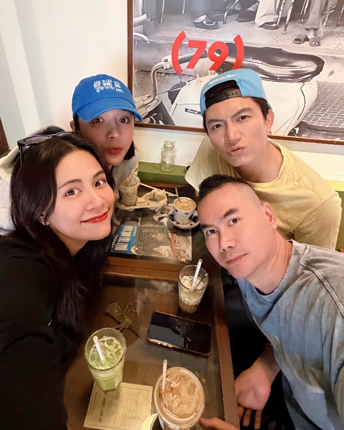 Hà Nhi vui vẻ cùng hội bạn thân nhưng vẫn không quên “tấu hài”. Nữ ca sĩ hài hước cầu nguyện: “Trong 24h tới xin trời đừng hoá cơn mưa lặng rơi bên thềm ạ =))”.