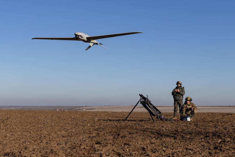 Binh sĩ Ukraine vận hành UAV. Ảnh: Business Insider